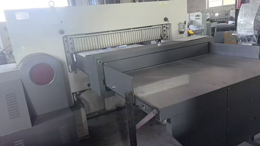 Paper/Sheet Cutting Machines  DAI`S QZK1300MG10