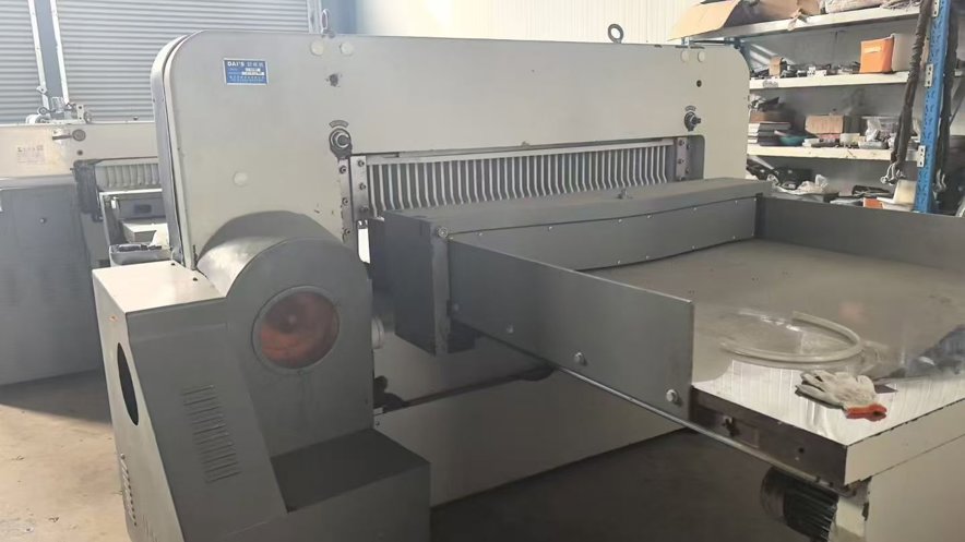 Paper/Sheet Cutting Machines DAI`S 137