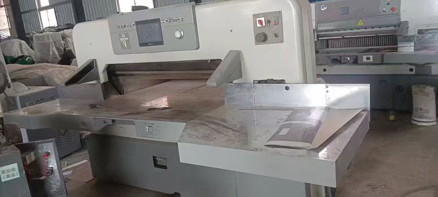 Paper/Sheet Cutting Machines Polar 137