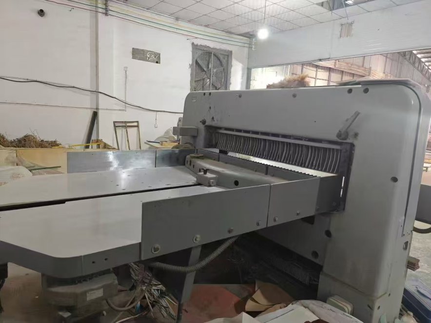 Paper/Sheet Cutting Machines Polar 137 EM